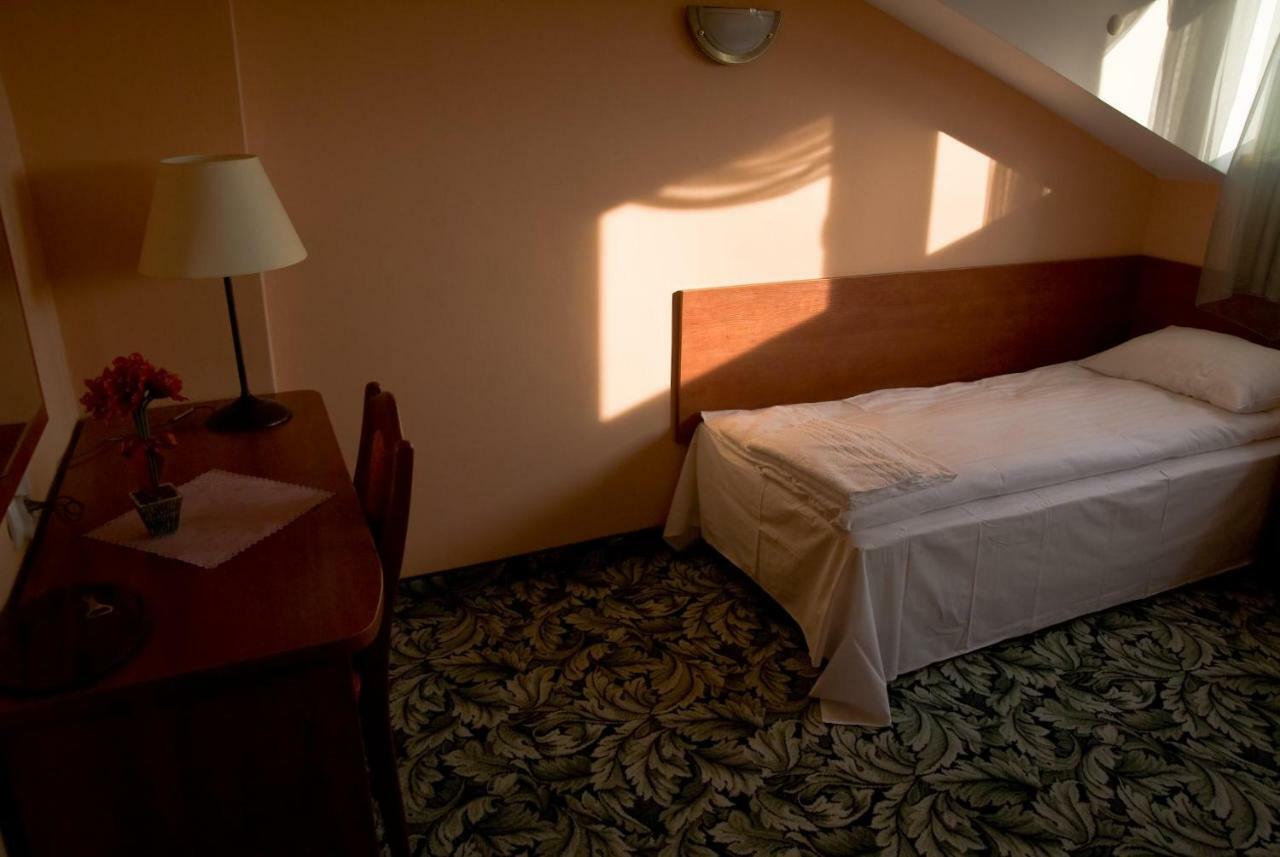 Dwor Dluzniewo Bed and Breakfast Exterior foto